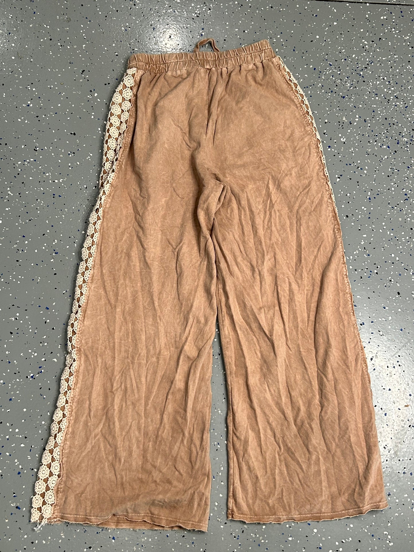 Mineral Wash Floral Daisy Trim Pants (Latte)