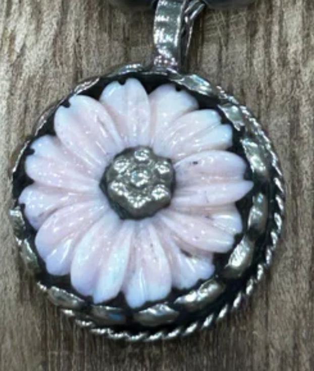 Dainty Daisy Necklace