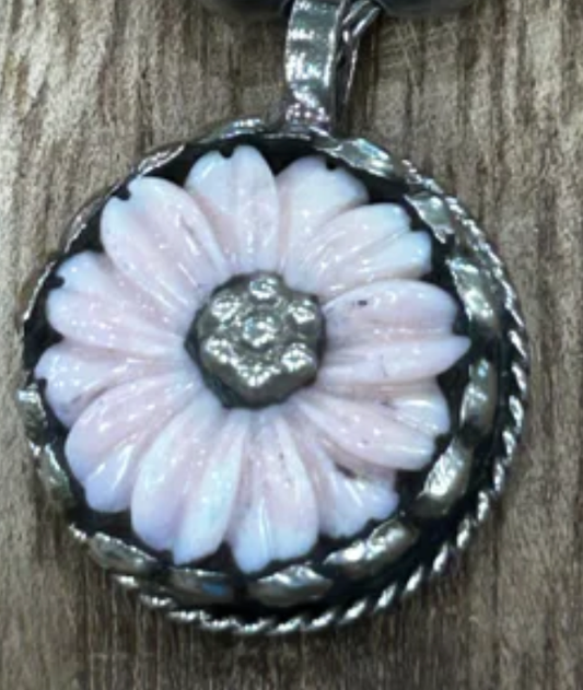 Dainty Daisy Necklace