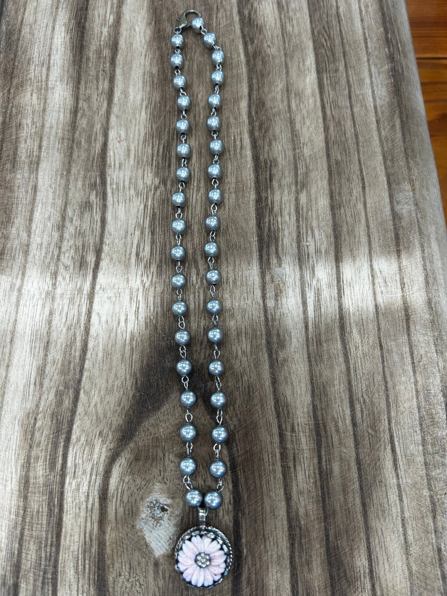 Dainty Daisy Necklace