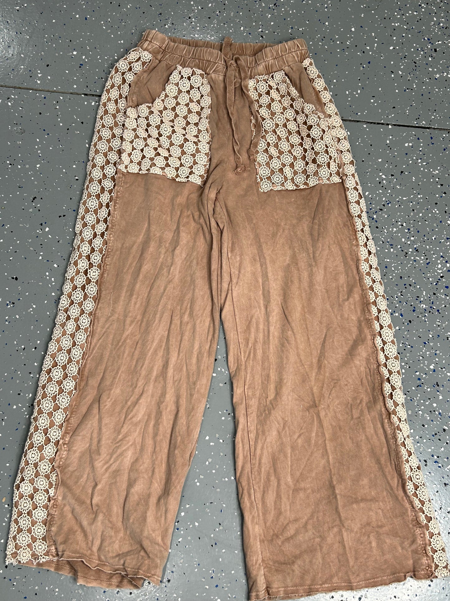 Mineral Wash Floral Daisy Trim Pants (Latte)
