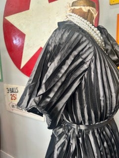 Highlight Pleated Dress (Black)