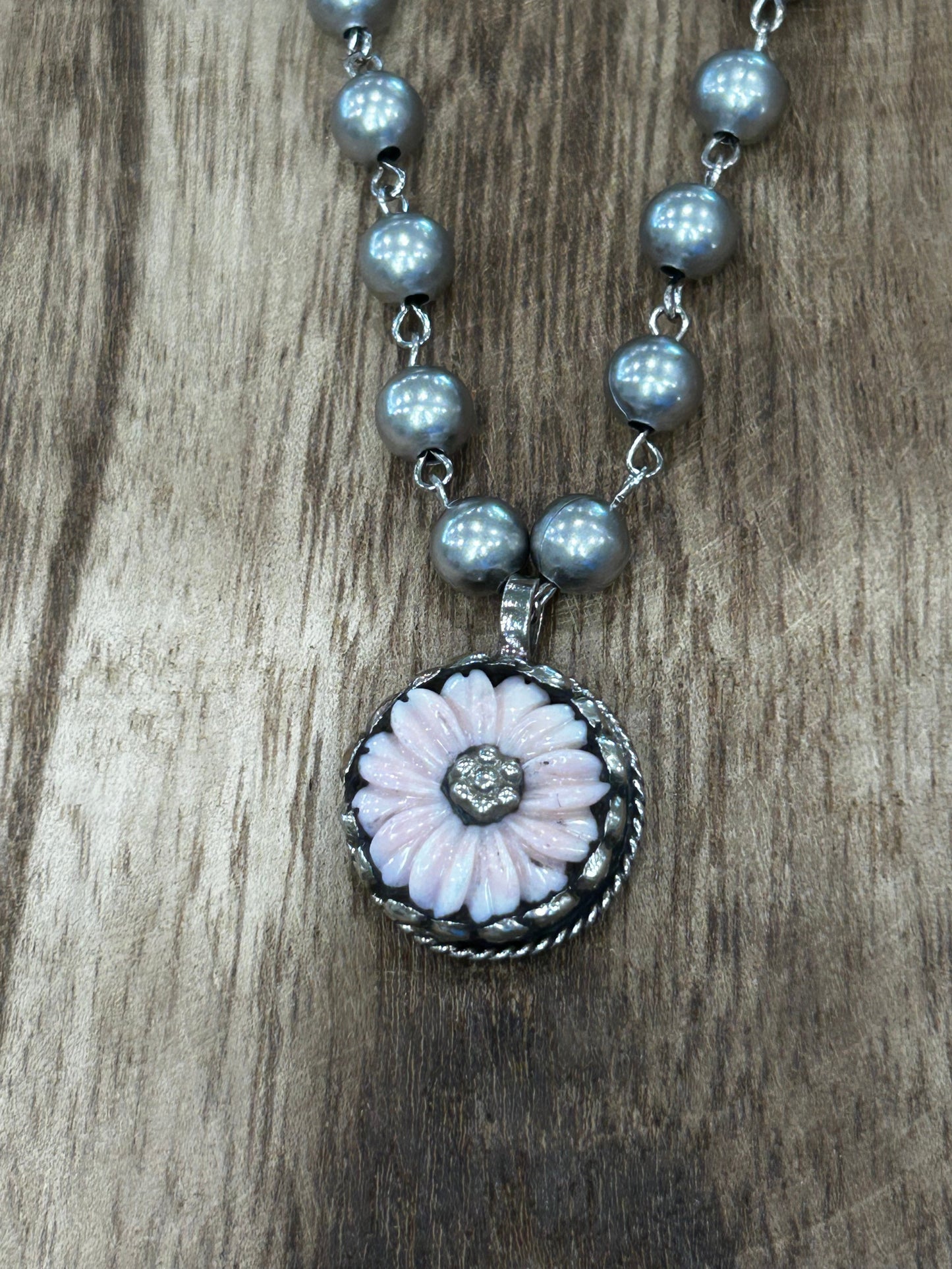 Dainty Daisy Necklace