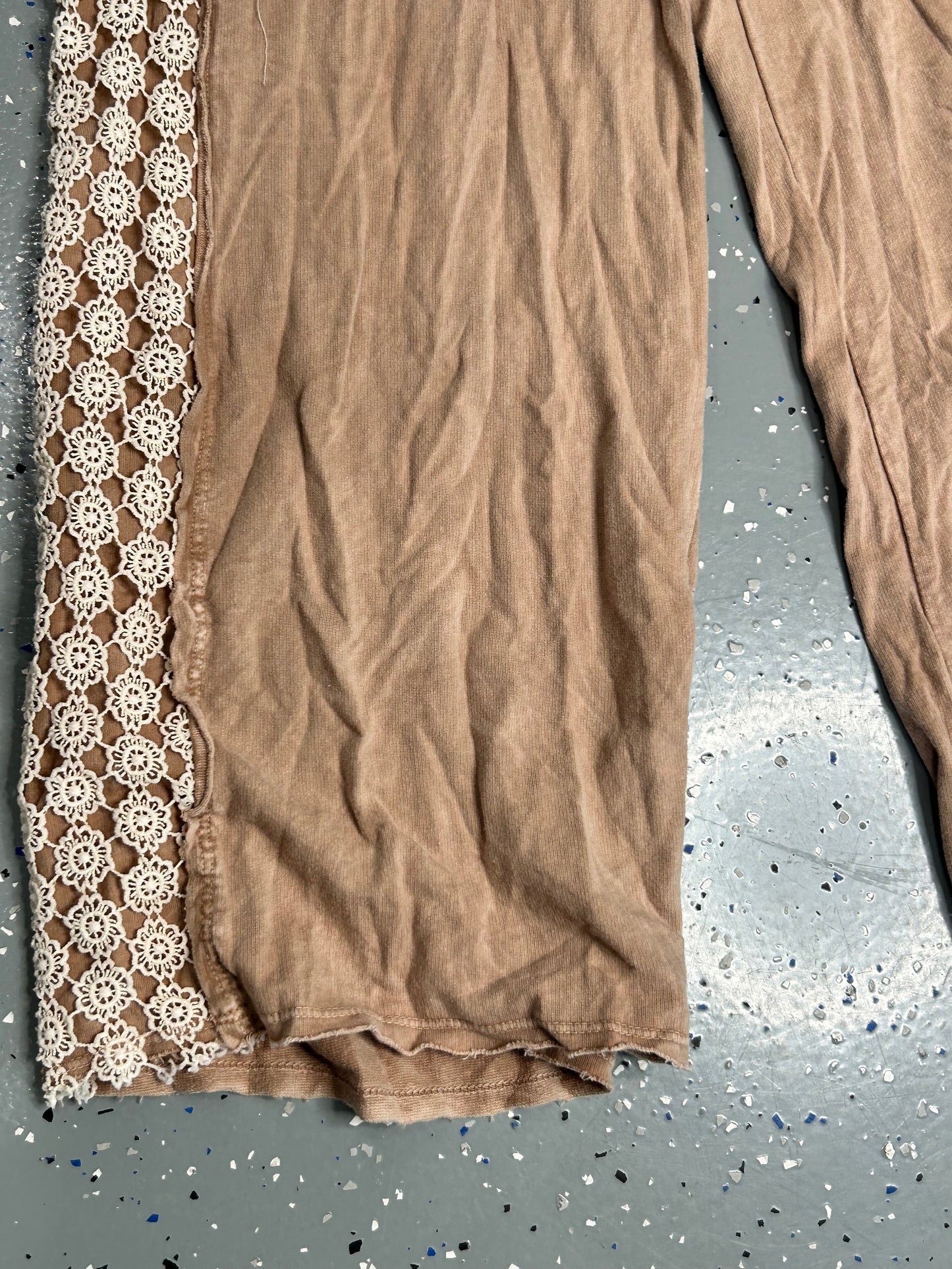 Mineral Wash Floral Daisy Trim Pants (Latte)