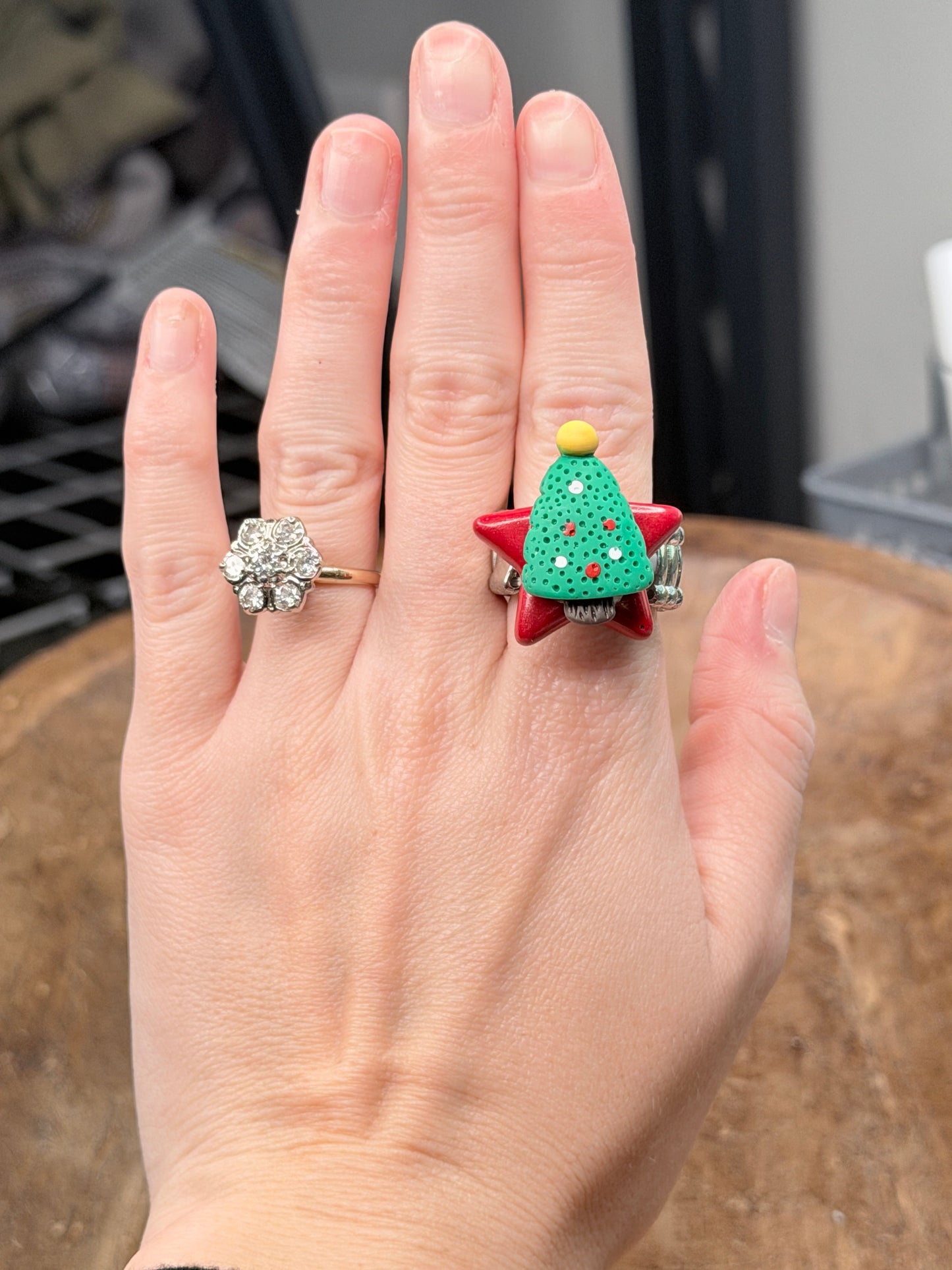 Christmas Tree Star Stretch Ring - ERR ORIGINAL