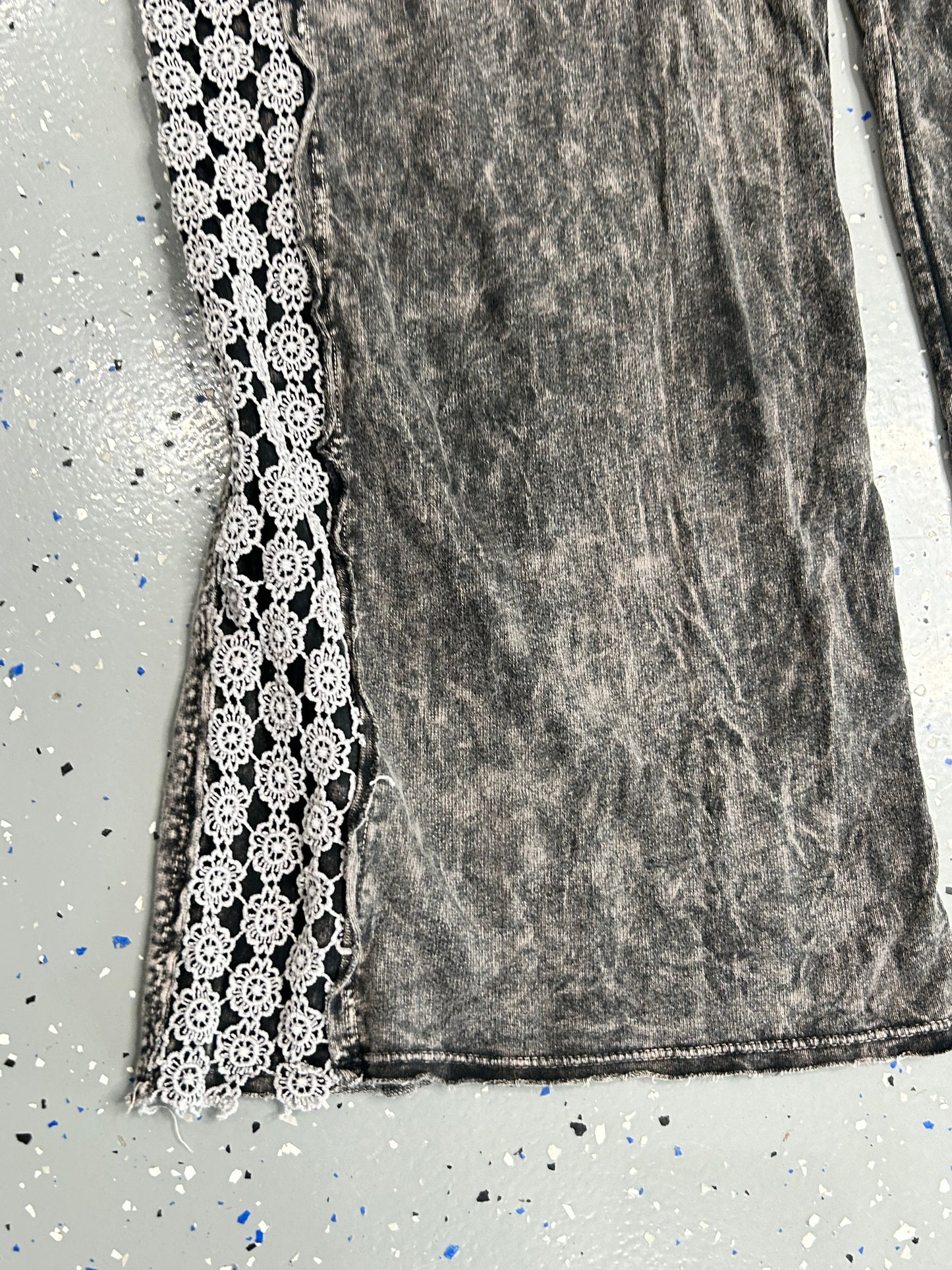 Mineral Wash Floral Daisy Trim Pants (Ash Black)