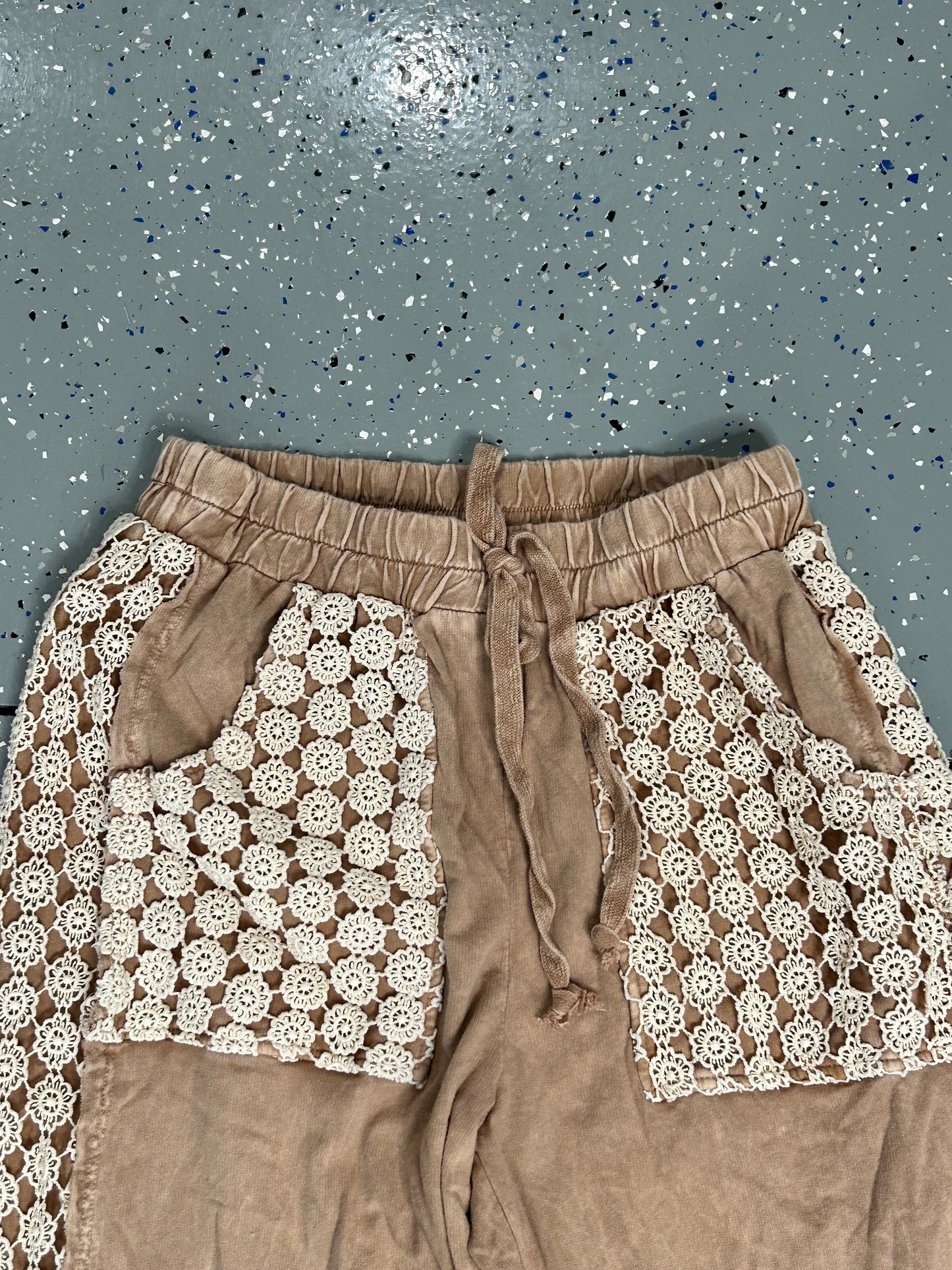 Mineral Wash Floral Daisy Trim Pants (Latte)