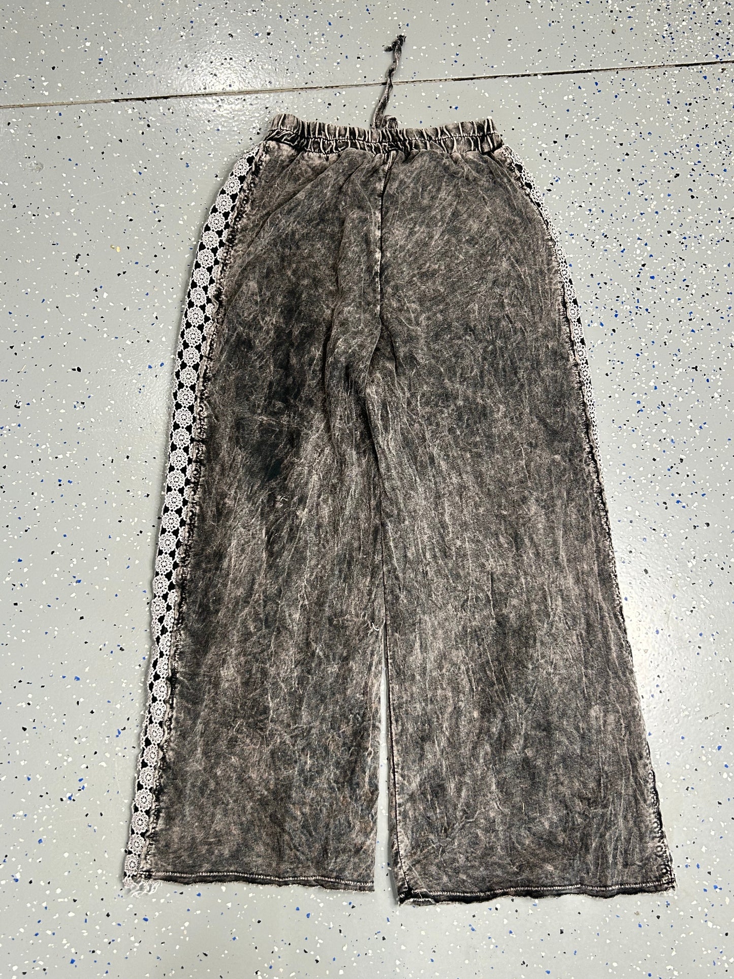 Mineral Wash Floral Daisy Trim Pants (Ash Black)