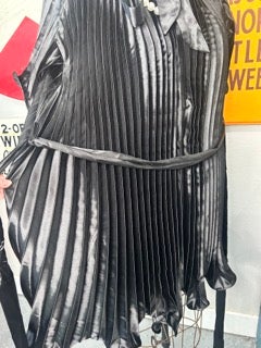 Highlight Pleated Dress (Black)