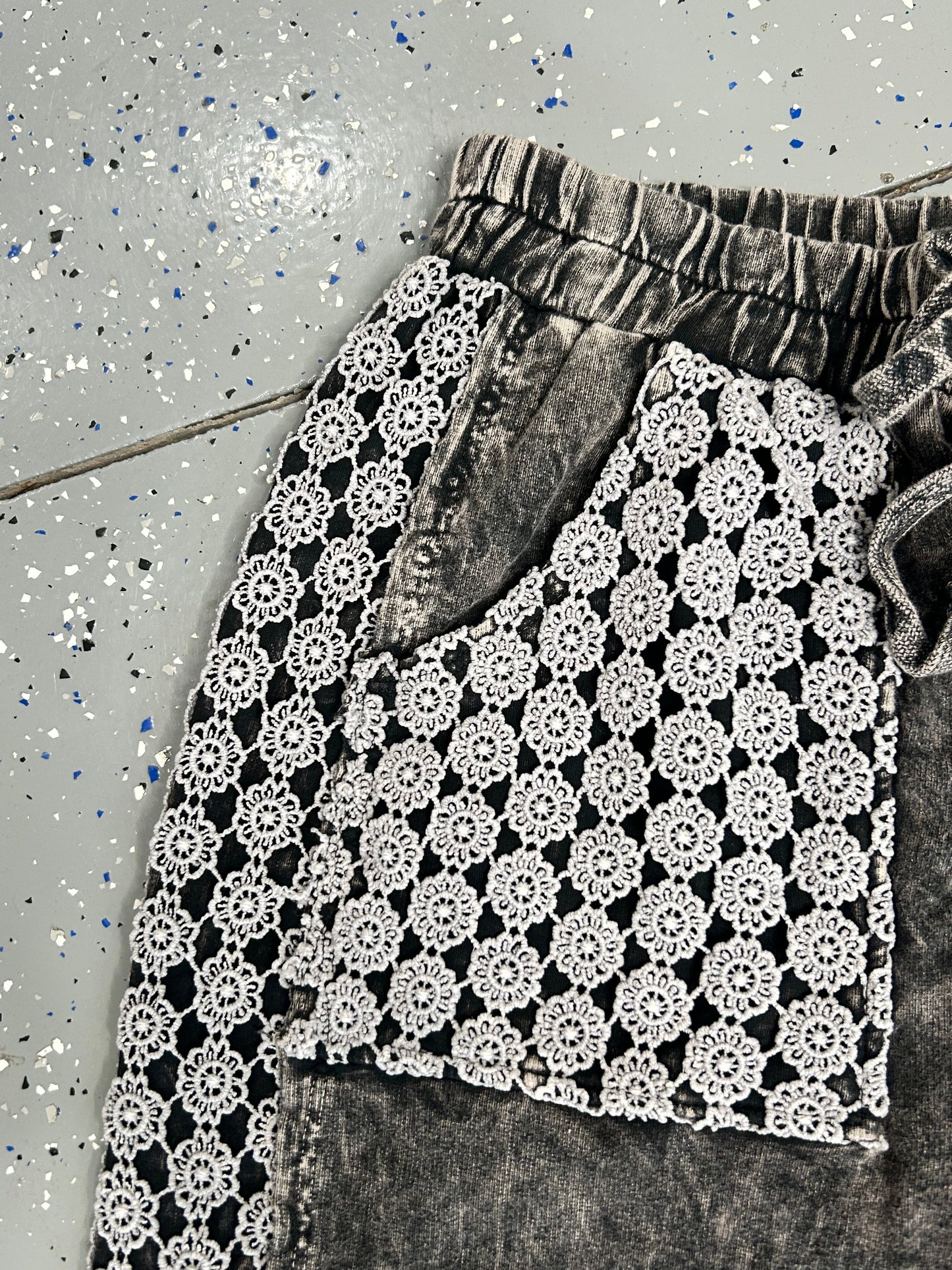 Mineral Wash Floral Daisy Trim Pants (Ash Black)