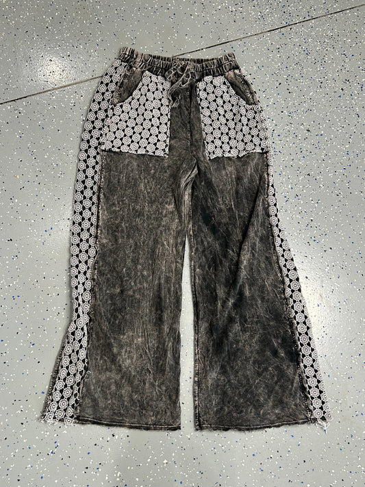 Mineral Wash Floral Daisy Trim Pants (Ash Black)