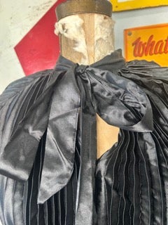 Highlight Pleated Dress (Black)