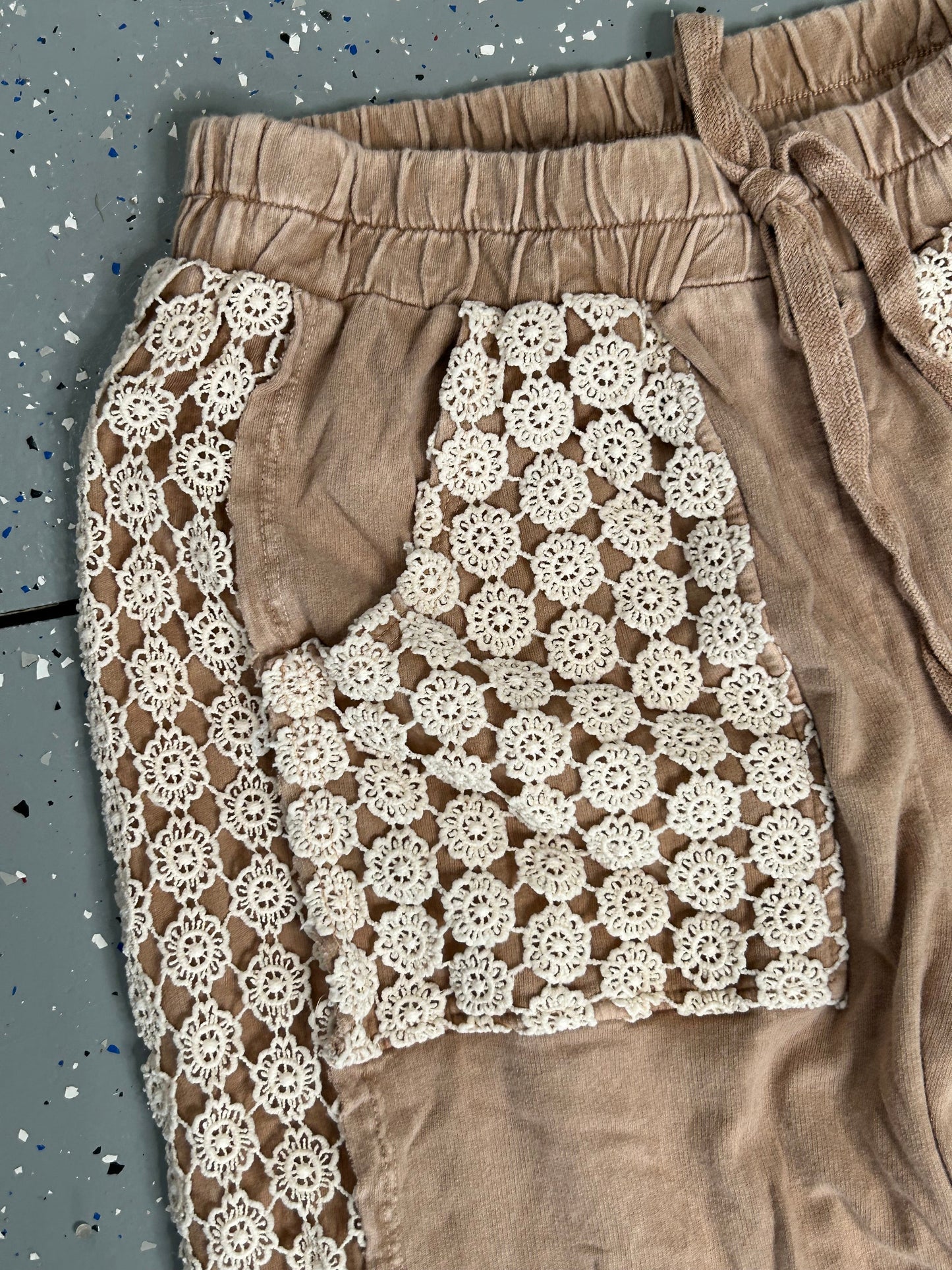 Mineral Wash Floral Daisy Trim Pants (Latte)